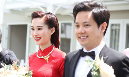 Đám cưới Đặng Thu Thảo và Trung Tín: Cô dâu khoe nhan sắc vô cùng rạng rỡ và xinh đẹp trong bộ áo dài đỏ rực