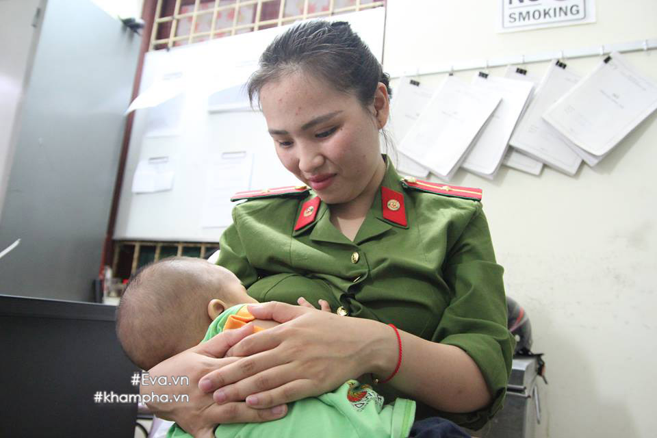 nũ thiéu úy canh sat cho bé trai bị bỏ roi bú sũa: 