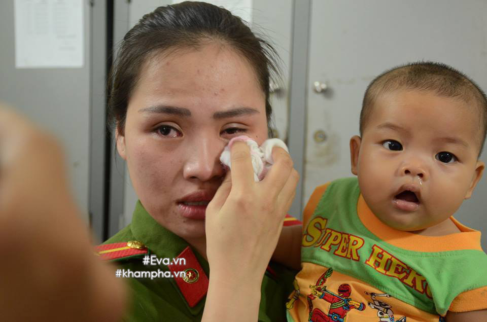 nũ thiéu úy canh sat cho bé trai bị bỏ roi bú sũa: 