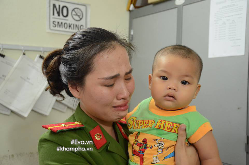 nũ thiéu úy canh sat cho bé trai bị bỏ roi bú sũa: 