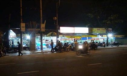 Đầu bếp bị đâm gục trước quán nhậu ở Sài Gòn