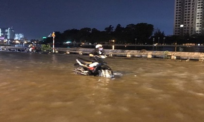 Triều cường vượt báo động, nhiều đường Sài Gòn ngập kinh hoàng
