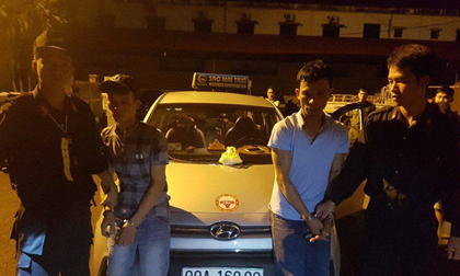 Dừng xe taxi chạy quá tốc độ, CSGT phát hiện gần 600 viên ma túy tổng hợp trên xe