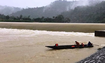 Thương tâm, lũ cuốn một người tàn tật mất tích