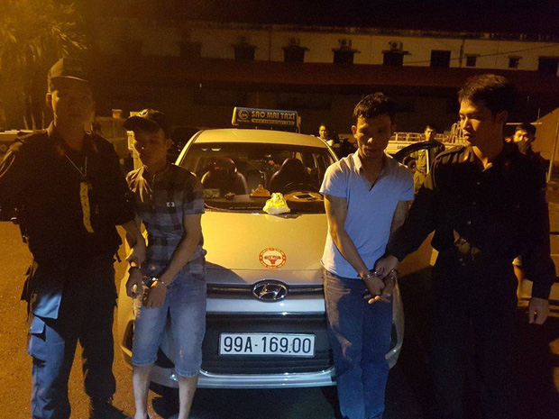 Dừng xe taxi chạy quá tốc độ, CSGT phát hiện gần 600 viên ma túy tổng hợp trên xe - Ảnh 1.