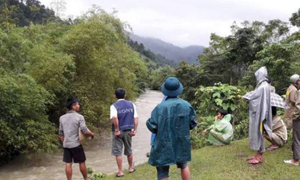 Đã tìm thấy thi thể người đàn ông tàn tật bị nước lũ cuốn trôi khi đi qua khe suối để về nhà
