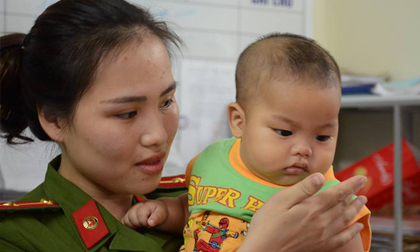 Xét nghiệm ADN bé trai được nữ thiếu úy công an cho bú: Đúng huyết thống bố mới được đón con về