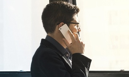 Không thể đứng vững bởi cuộc điện thoại bất ngờ của sếp vợ
