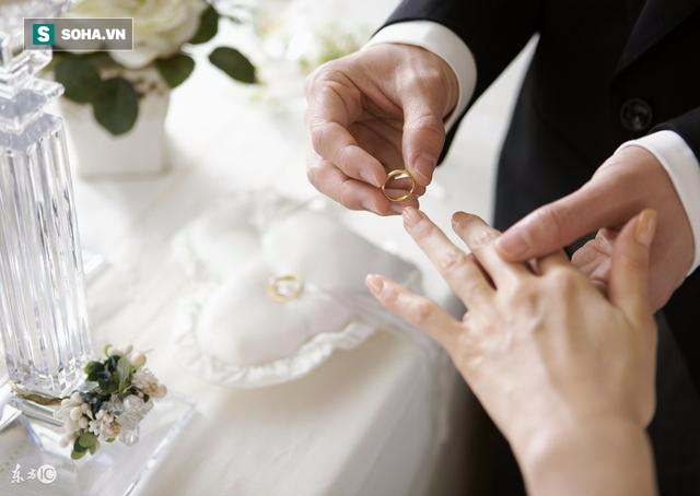 Lén cho vợ cũ khoản tiền lớn, người chồng khóc nức nở khi vợ mới nhắn 9 chữ trên mảnh giấy - Ảnh 1.