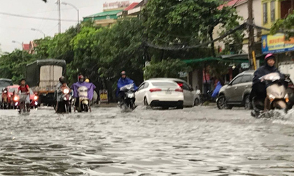 Mưa trắng trời, TP Vinh ngập sâu, giao thông hỗn loạn