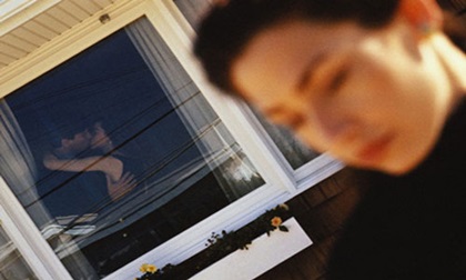 Lắp camera trong phòng khách, người vợ phát hiện sự thật động trời
