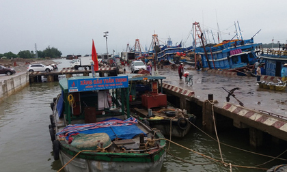 Áp thấp nhiệt đới mạnh lên thành bão, 2 tỉnh Nghệ An và Hà Tĩnh cấm tàu thuyền ra khơi