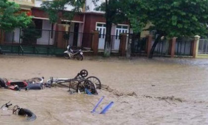 Nóng: Hai cán bộ biên phòng bị cuốn trôi cùng ô tô khi chống lũ