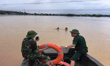 Cứu 2 bố con đang đu dây điện giữa dòng nước lũ