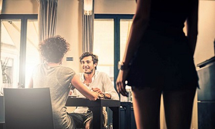 Nhờ bạn thân thử lòng chồng, người đàn bà nhận cái kết đắng