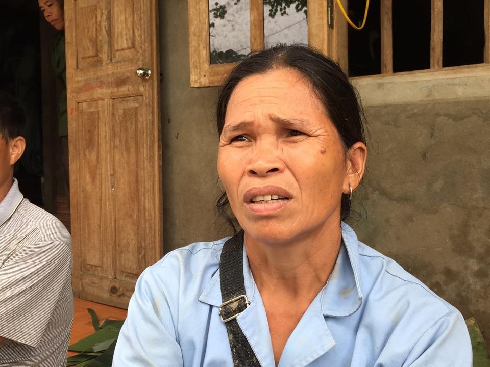 Bà Đinh Thị Siêu chỉ còn nhớ khi mở mắt ra thì không thấy mái nhà đâu mà chỉ mình đang nằm giữa không trung.