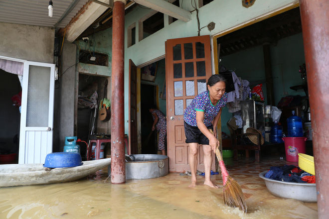  Chùm ảnh: Cuộc sống trên giường, dưới nước của dân vùng lũ ở Hà Nội - Ảnh 3.