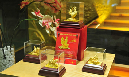 Giá vàng hôm nay 15/10: USD lao dốc, vàng vững giá