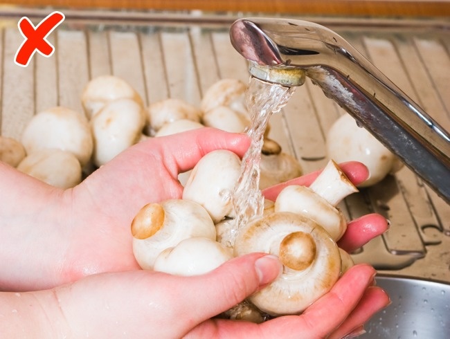 5 thực phẩm tuyệt đối không được rửa với nước mà bạn không ngờ tới - 5