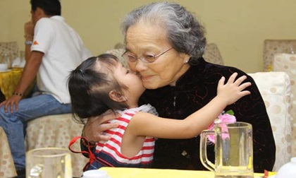Tâm thư gửi mẹ chồng: Hãy để con tự nuôi dạy những đứa trẻ của mình