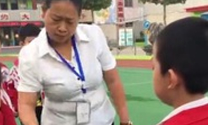 Giáo viên tiểu học cầm giày cao gót đánh rồi đạp học sinh khiến nhiều người bức xúc