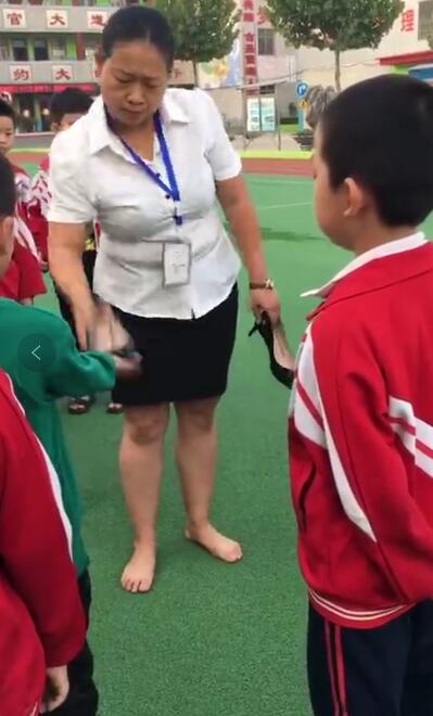 Cô giáo Lý Tuyết dùng mũi giày đánh vào tay học sinh.