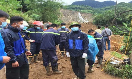 Tìm được 2 thi thể, 1 nửa người và cánh tay trong vụ sạt lở đất ở Hòa Bình