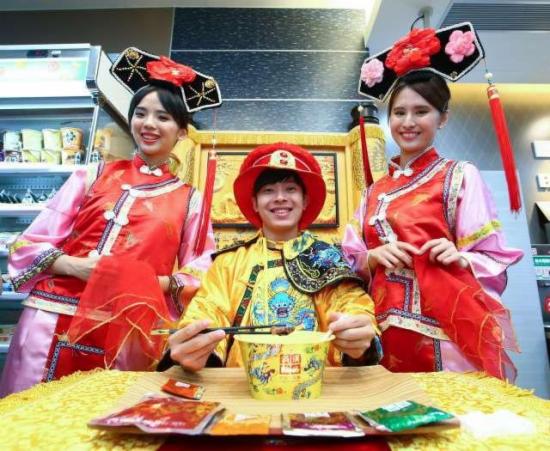Giá gần 200 nghìn/gói, có gì trong gói mỳ ăn liền 