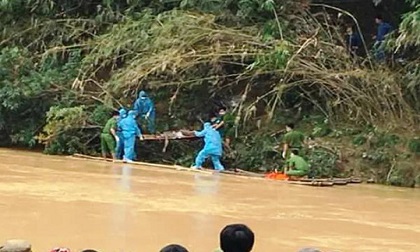 Thi thể lạ mắc kẹt trên cây là cán bộ biên phòng bị lũ cuốn trôi