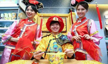 Giá gần 200 nghìn/gói, có gì trong gói mỳ ăn liền 'hoàng tộc' đắt nhất thế giới?