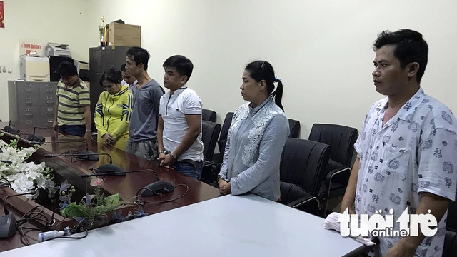 Từ phải sang: Cai Văn Chung, Trần Kiều Trang, Nguyễn Quốc Huy, Nguyễn Hữu Lộc, Nguyễn Thị The, Phạm Thanh Toàn - Ảnh: GIA MINH