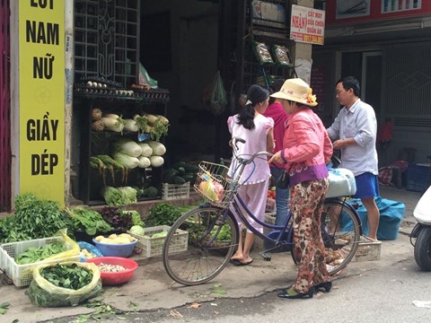 Rau xanh sau lũ lụt đắt 
