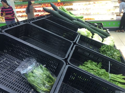 Rau xanh sau lũ lụt đắt 