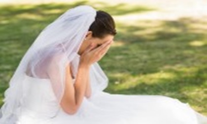 Đi chụp ảnh cưới, vừa thấy tôi mặc váy cúp ngực, anh hét lên: “Đồ lẳng lơ, thay ngay đi”