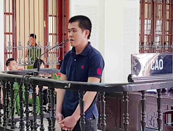 Tu hinh ke dung dao doat mang nguoi dua di mua trau hinh anh 1