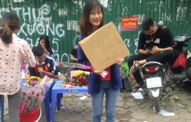 sinh vien rao ban 10.000 dong mot cai om tang kem hoa 20/10 gay sot cong dong mang - 1