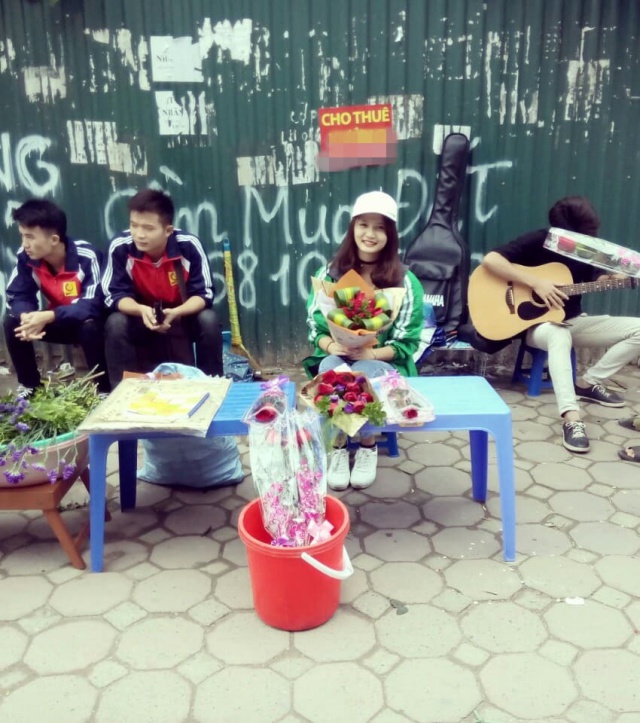 sinh vien rao ban 10.000 dong mot cai om tang kem hoa 20/10 gay sot cong dong mang - 3