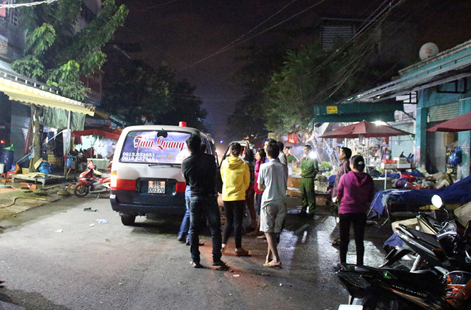 Vo thiet mang, chong cung 2 con bong nang vi chay tiem ban rau cu hinh anh 1