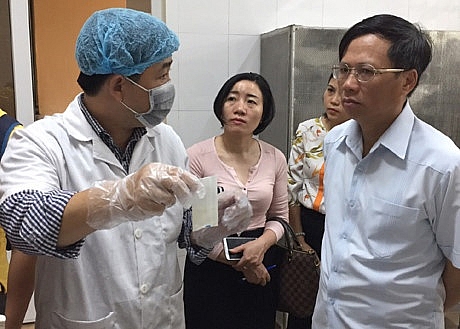 Hà Nội: Trẻ mầm non suýt ăn phải rau mùng tơi nhiễm thuốc trừ sâu trong bếp nhà trường - Ảnh 1.