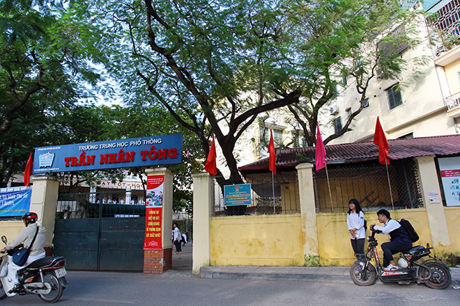 Khó tin: Học sinh được đề nghị đội mũ bảo hiểm lúc ngồi học - 1