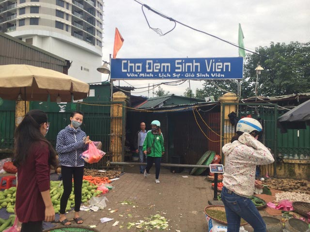 Hà Nội: Bất ngờ với gà đông lạnh bán rẻ như rau tại chợ đầu mối - 2