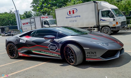 Lamborghini Huracan độ lạ mắt xuất hiện gần triển lãm xe VIMS