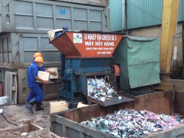 Tiêu hủy lô hàng mỹ phẩm hơn 20 tỉ đồng - 1