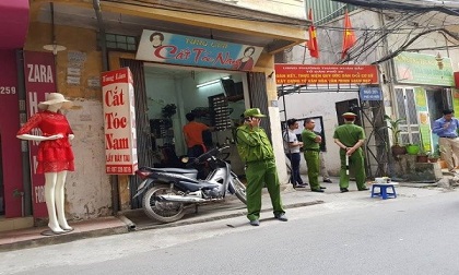 Tá hóa thấy người đàn ông chết trong tư thế treo cổ trên cột điện