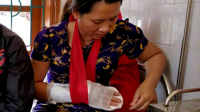 Khoi to thanh nien chem nhan vien y te vi bi tu choi truyen nuoc hinh anh 1