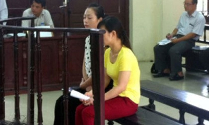 Bảo mẫu vô ý làm chết trẻ quỳ xuống, khóc xin lỗi gia đình cháu bé tại Tòa