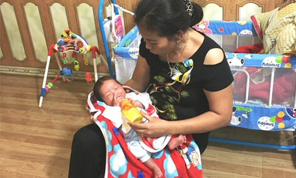 Bé trai 20 ngày tuổi bị bỏ rơi trong thùng giấy bên đường