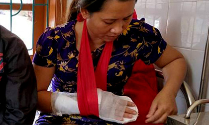 Khởi tố thanh niên chém nhân viên y tế vì bị từ chối truyền nước