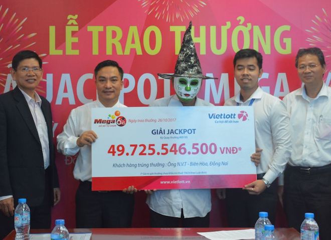 Hóa trang mặt quỷ Halloween đi nhận thưởng 50 tỉ của Vietlott - 1