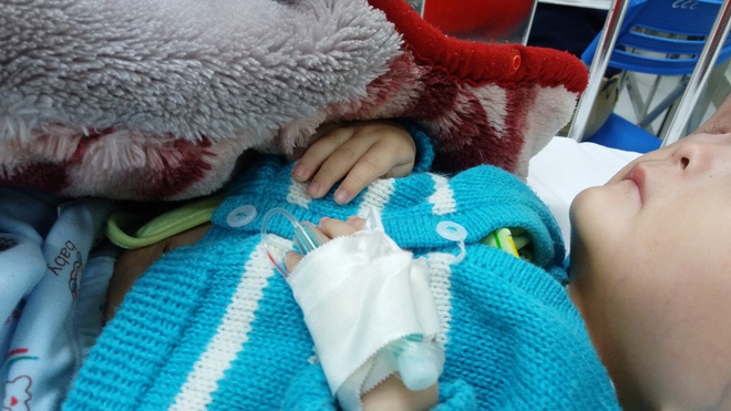 Vụ bé trai có cái đầu to khác lạ bị bố bỏ mẹ con đi lấy vợ khác: Tiên lượng xấu, gia đình xin về - Ảnh 1.